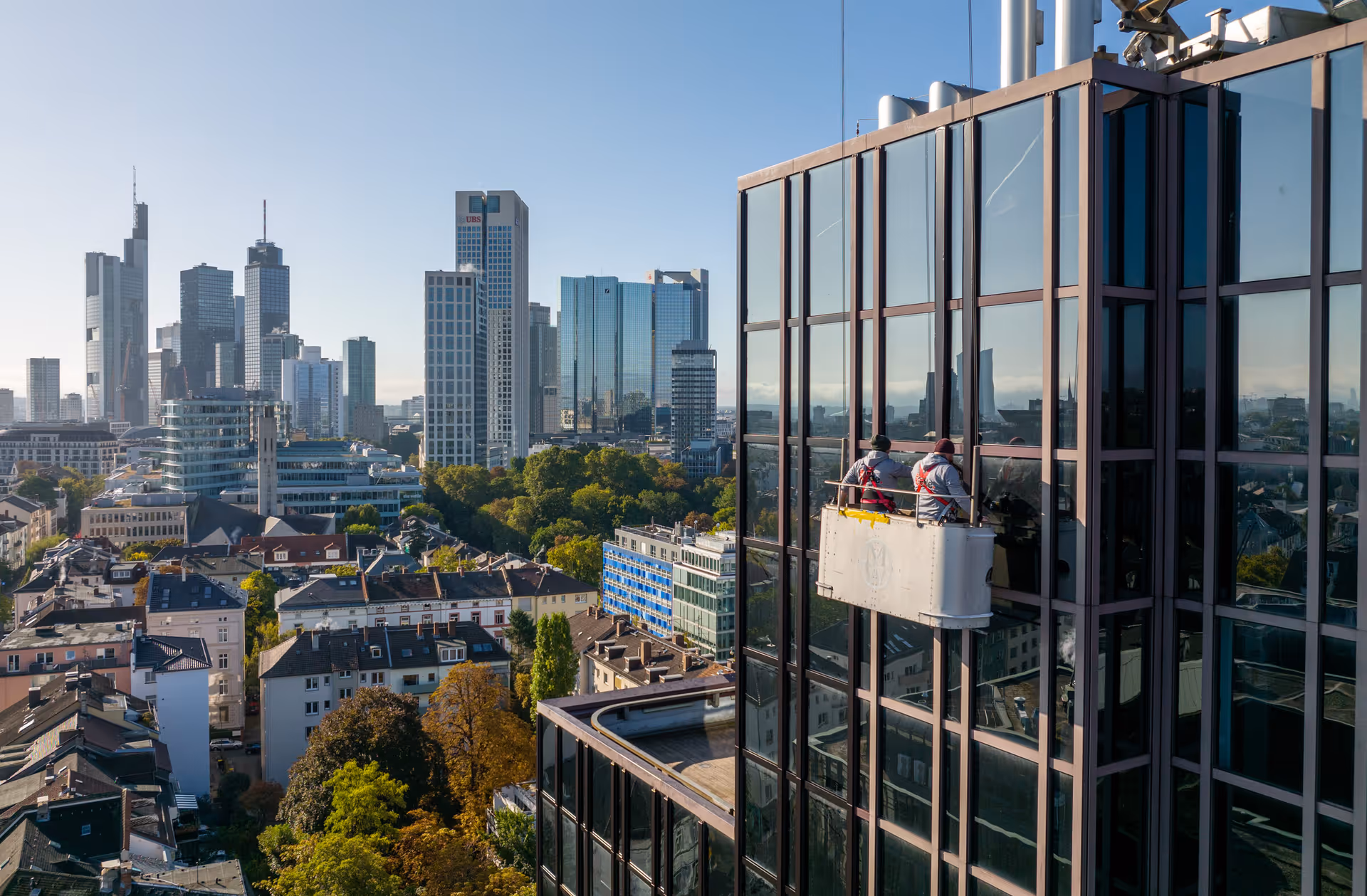 Fassadenbefahranlage an der Glasfassade des Bürohochhauses am Grüneburgweg, im Hintergrund die Frankfurter Skyline