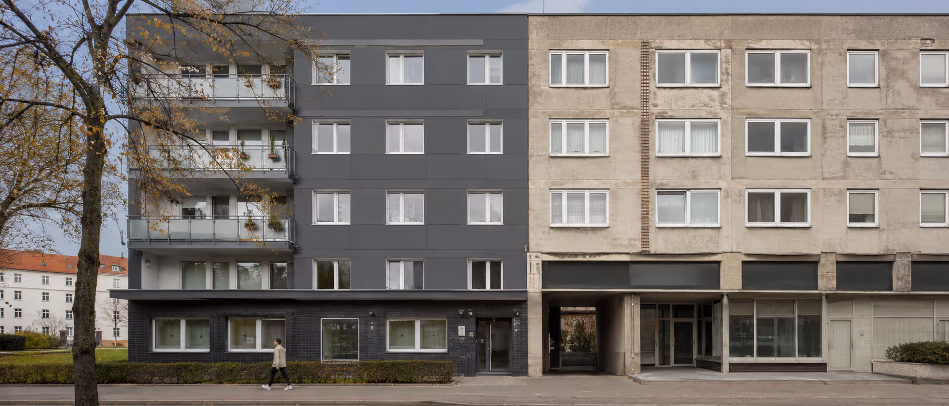 Bestandsgebäude mit teilweise modernisierter Fassade