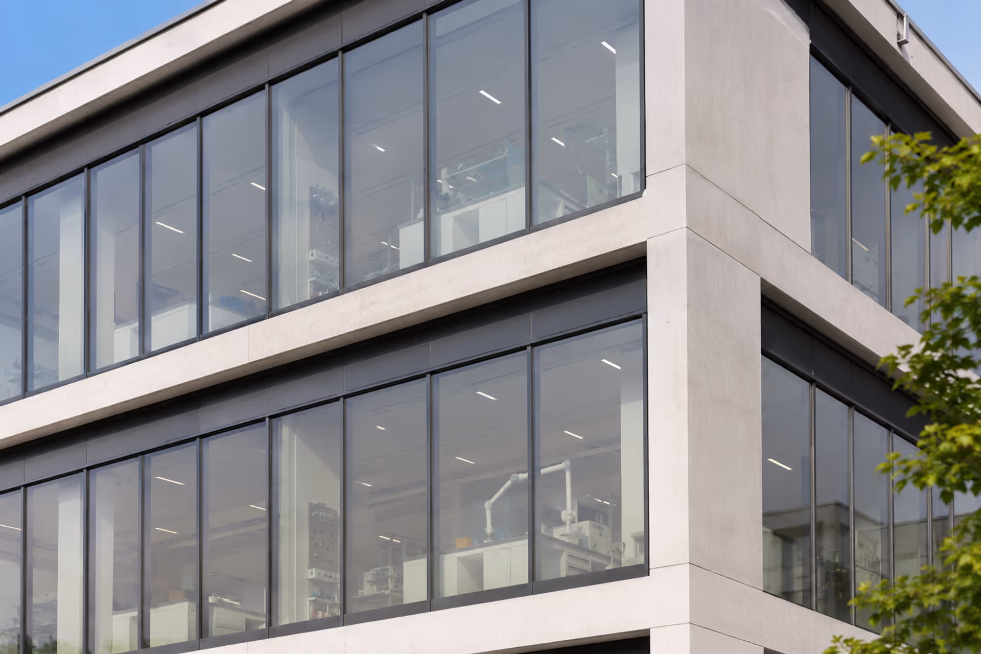Darmstädter Bürogebäude mit Glas-Fassade in der Mittagssonne