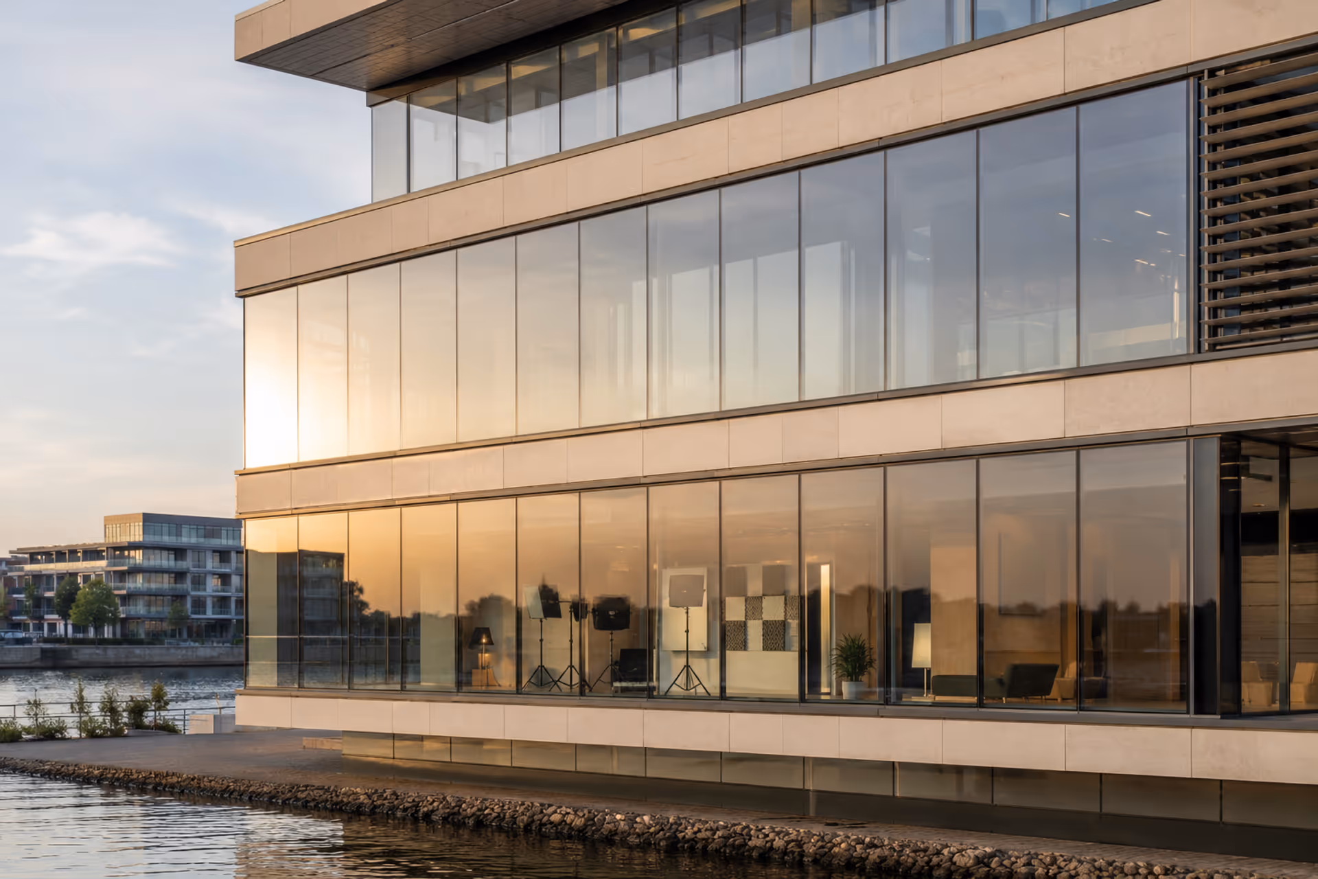 Mainzer Bürogebäude am Rhein in sommerlicher Mittagssonne