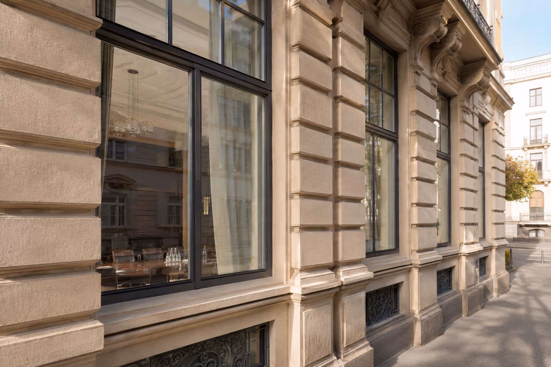 Wiesbadener Bürogebäude mit verglaster Fassade an einem Sommertag