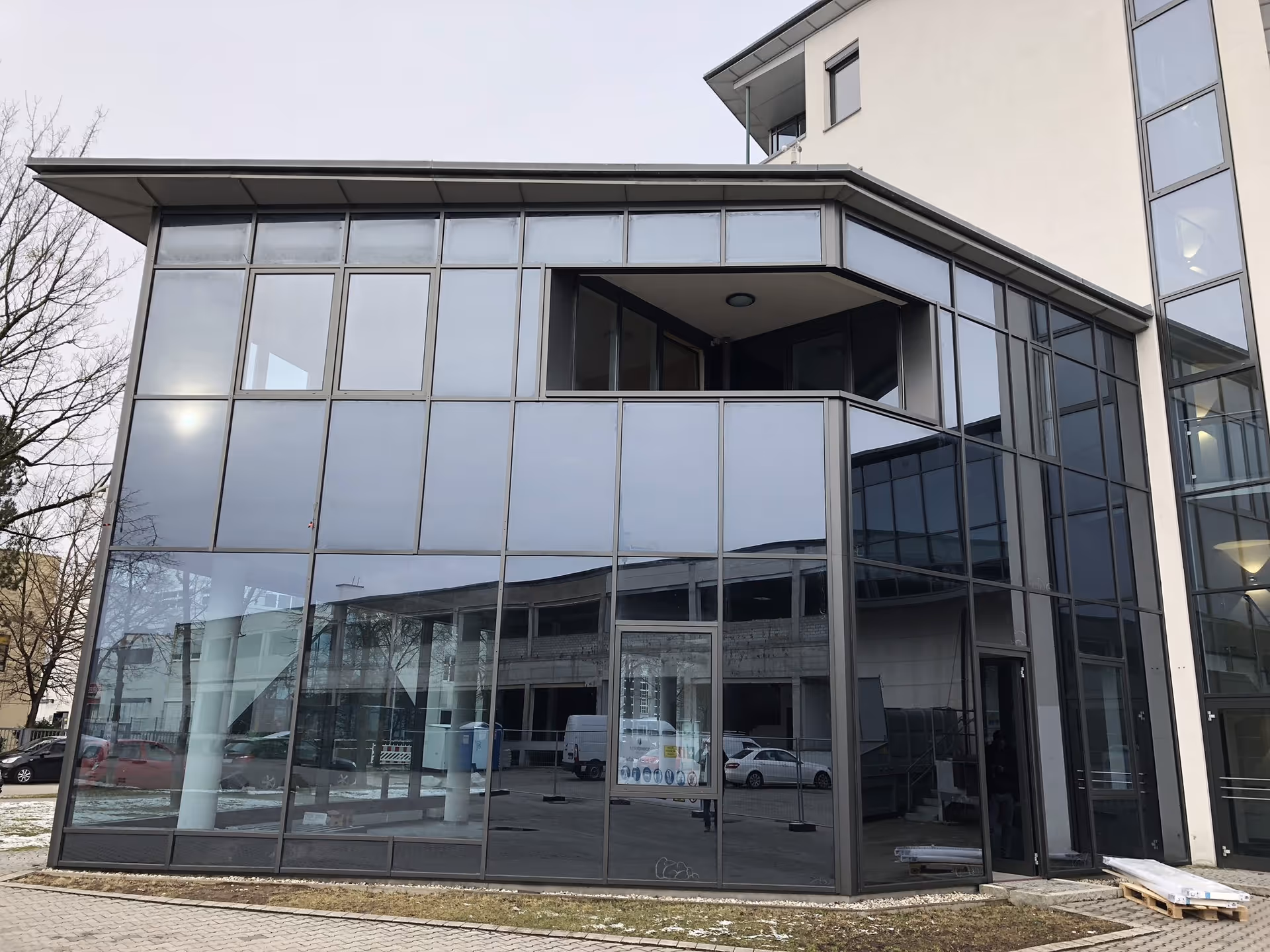 Gewerbeimmobilie der Schwaiger Group in München mit anthrazit folierten Fensterfronten und Profilen