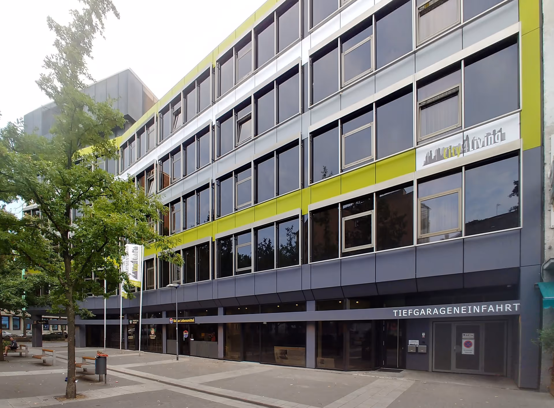Foliertes Boarding House in der Offenbacher Innenstadt mit anthrazitfarbenen Profilen und grünen Akzentbändern