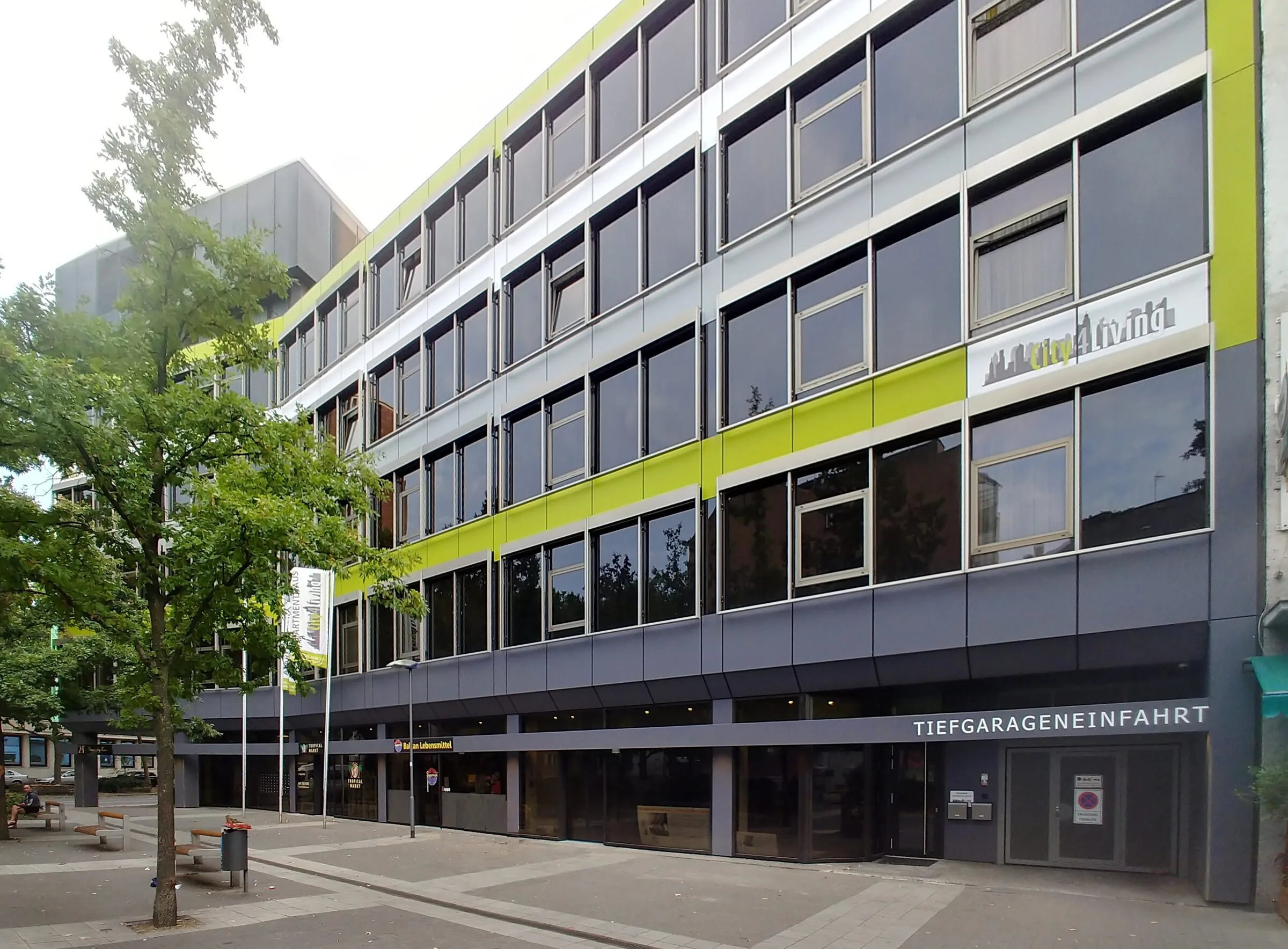 Foliertes Boarding House in der Offenbacher Innenstadt mit anthrazitfarbener Fassade und grünen Akzentbändern