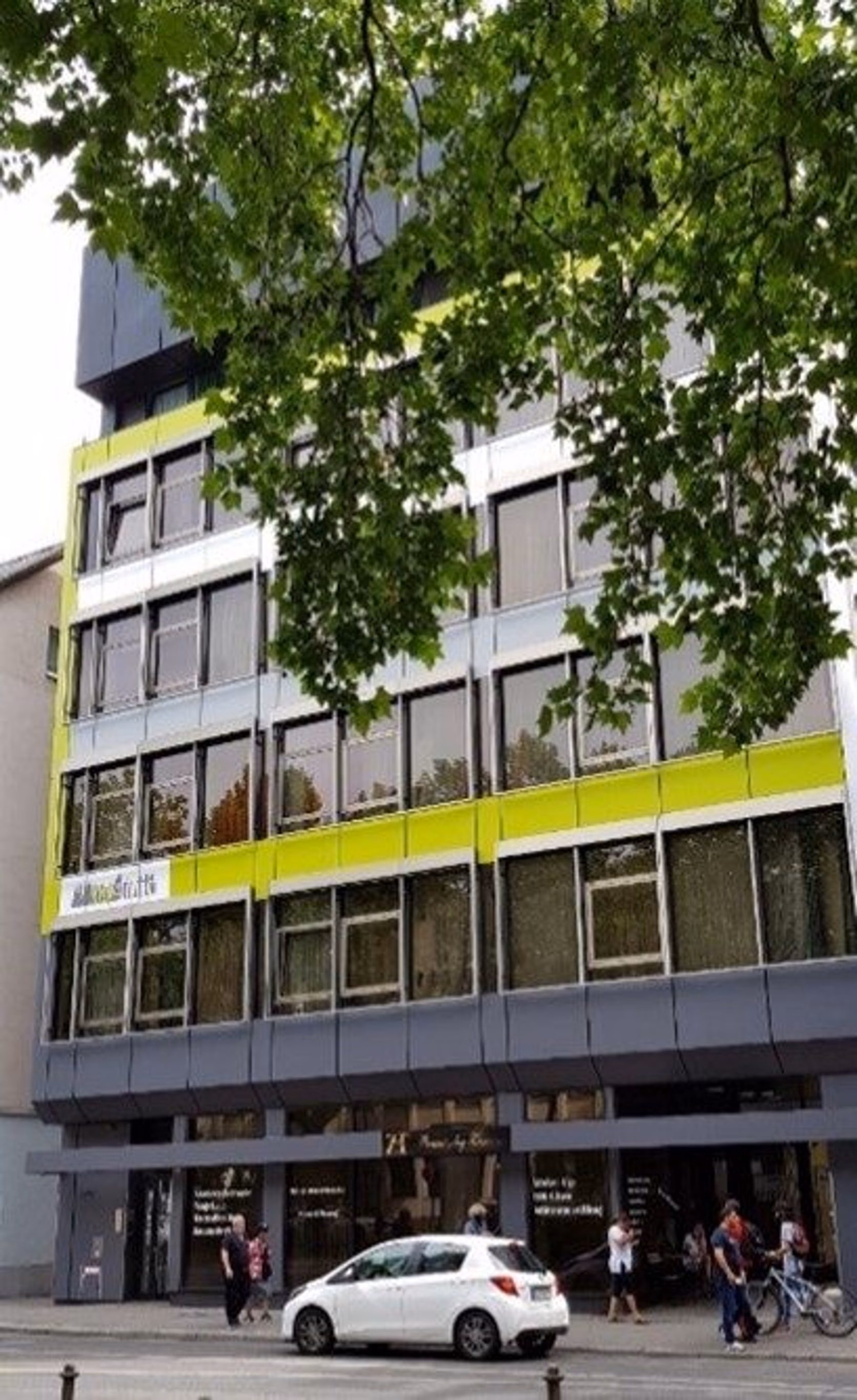 Das Boarding House in Offenbach nach der Folierung mit anthrazitfarbenen Profilen und grünen Bändern