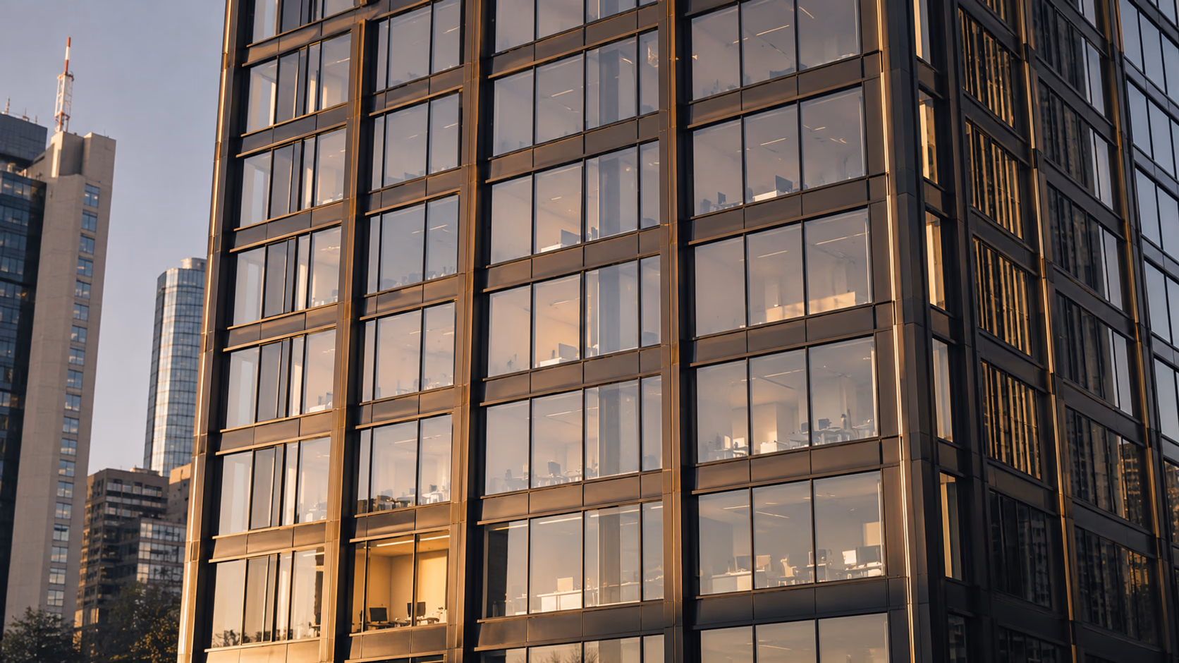 Bürohochhaus-Fassade in Spätnachmittagslicht ohne Spiegelwirkung trotz Sonnenschutzfolierung