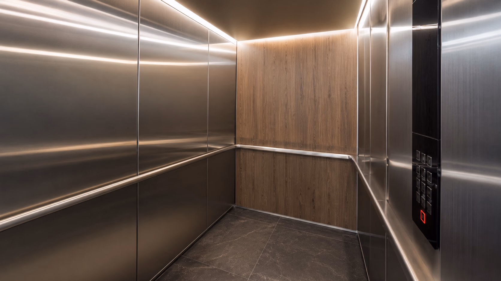 Innenraum einer Personenaufzugskabine mit DI-NOC-Metallic-Folierung an den Seitenwänden und Holz-Optik an der Rückwand
