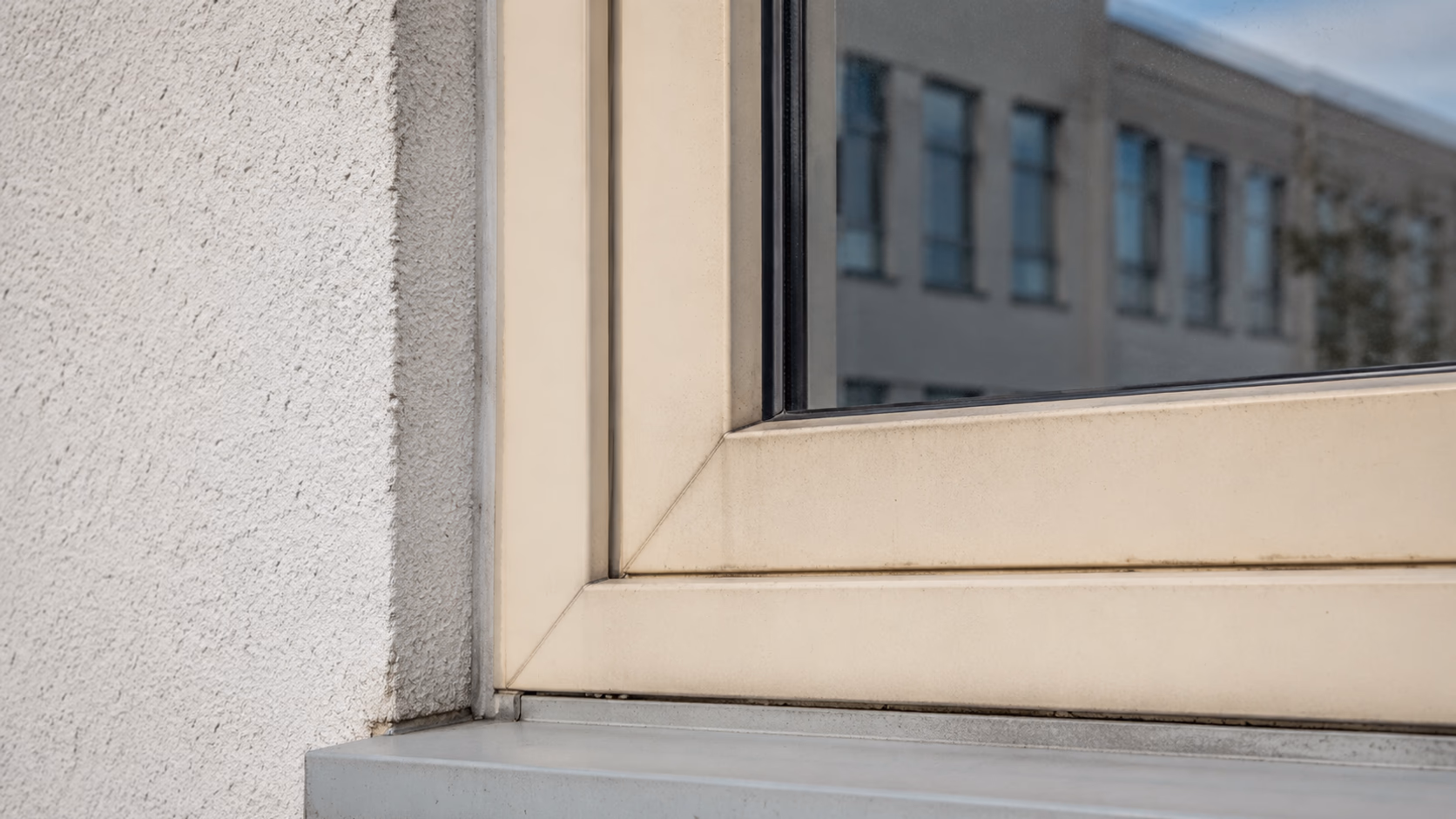 Nahaufnahme eines vergilbten weißen Kunststoff-Fensterrahmens an einem deutschen Bestandsgebäude